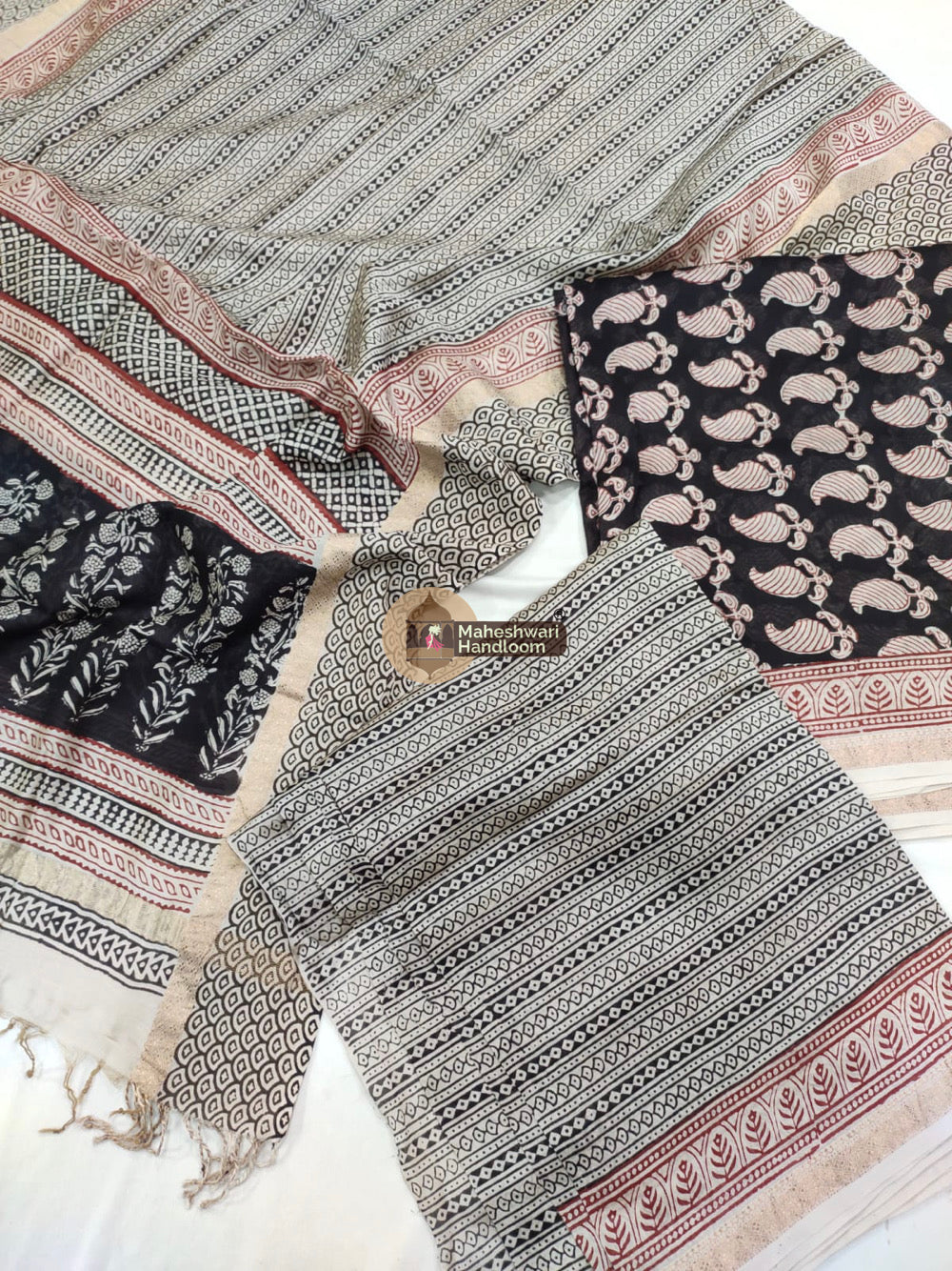 Back White Maheshwari Bagh Print Suit set - 19