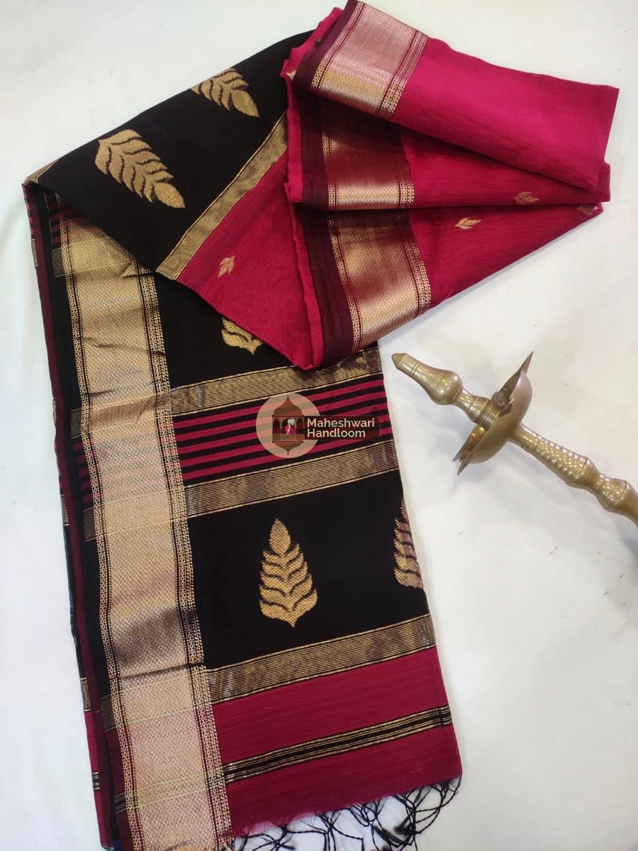 Maheshwari Red Black Butta Pallu Zari Border Saree 06