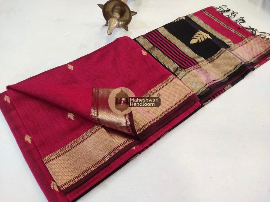 Maheshwari Red Black Butta Pallu Zari Border Saree 06