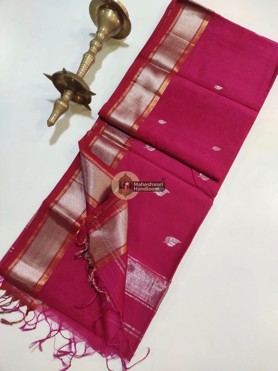Exclusive Maheshwari Rani Pink Silver Butta-Butti Zari Border Saree 02
