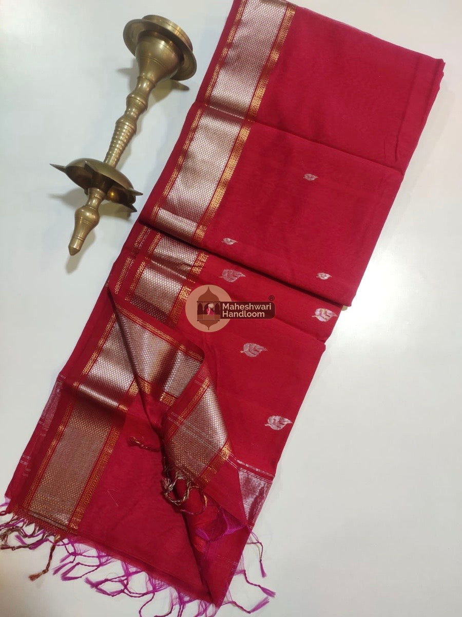 Exclusive Maheshwari Red Silver Butta-Butti Zari Border Saree 03