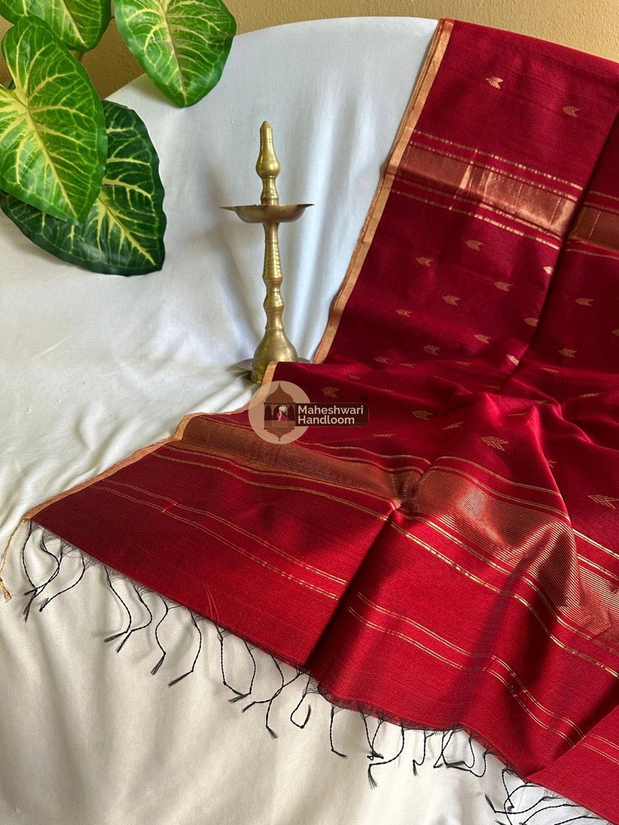 Red Maheshwari Zari Butti Saree 015