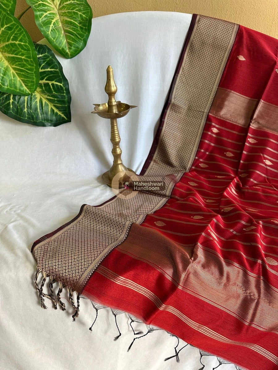 Maheshwari Red Resham Thread Butti Saree 016