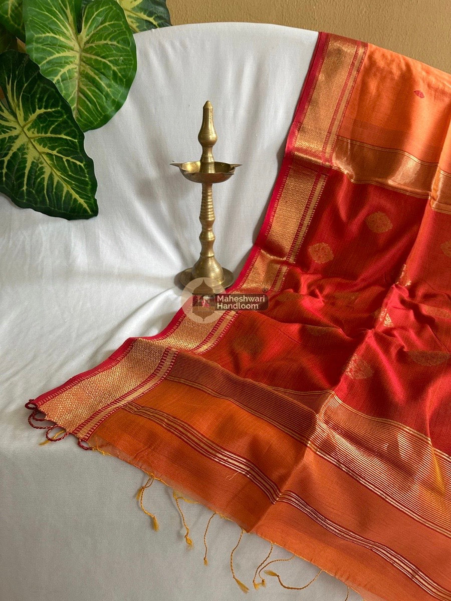 Light Orange Butta Pallu Zari Border Maheshwari Saree 09