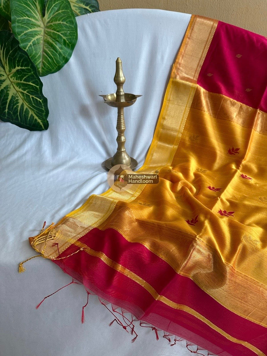 Rani pink Butta Pallu Zari Border Maheshwari Saree 05