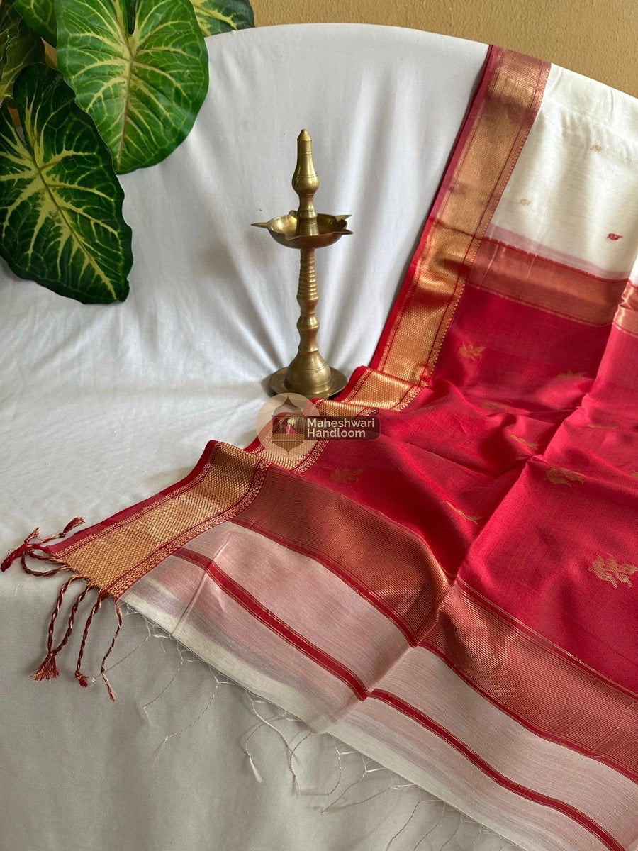 White Butta Pallu Zari Border Maheshwari Saree 013