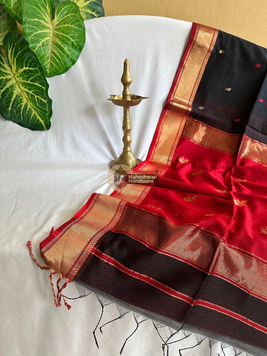 Black Butta Pallu Zari Border Maheshwari Saree 015