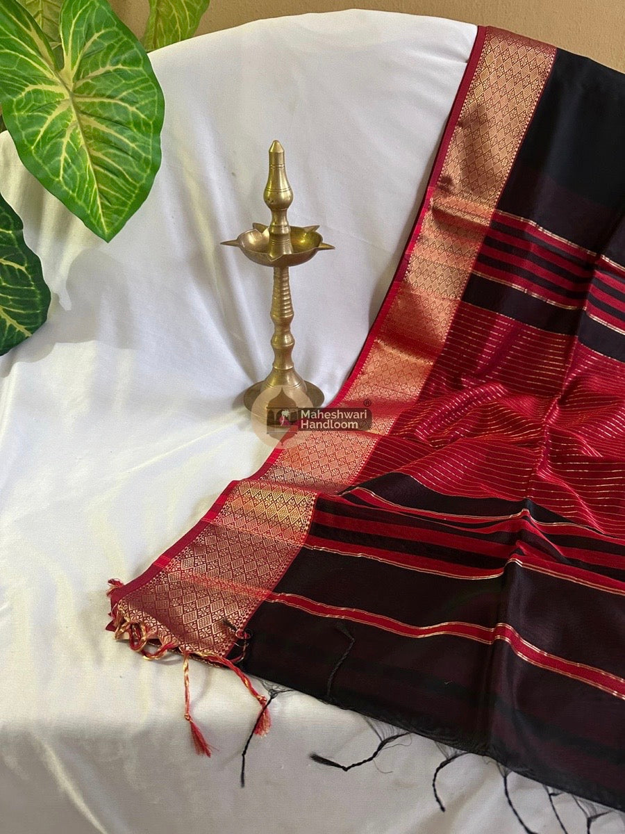 Maheshwari Black Zari Diamond Border Saree 01