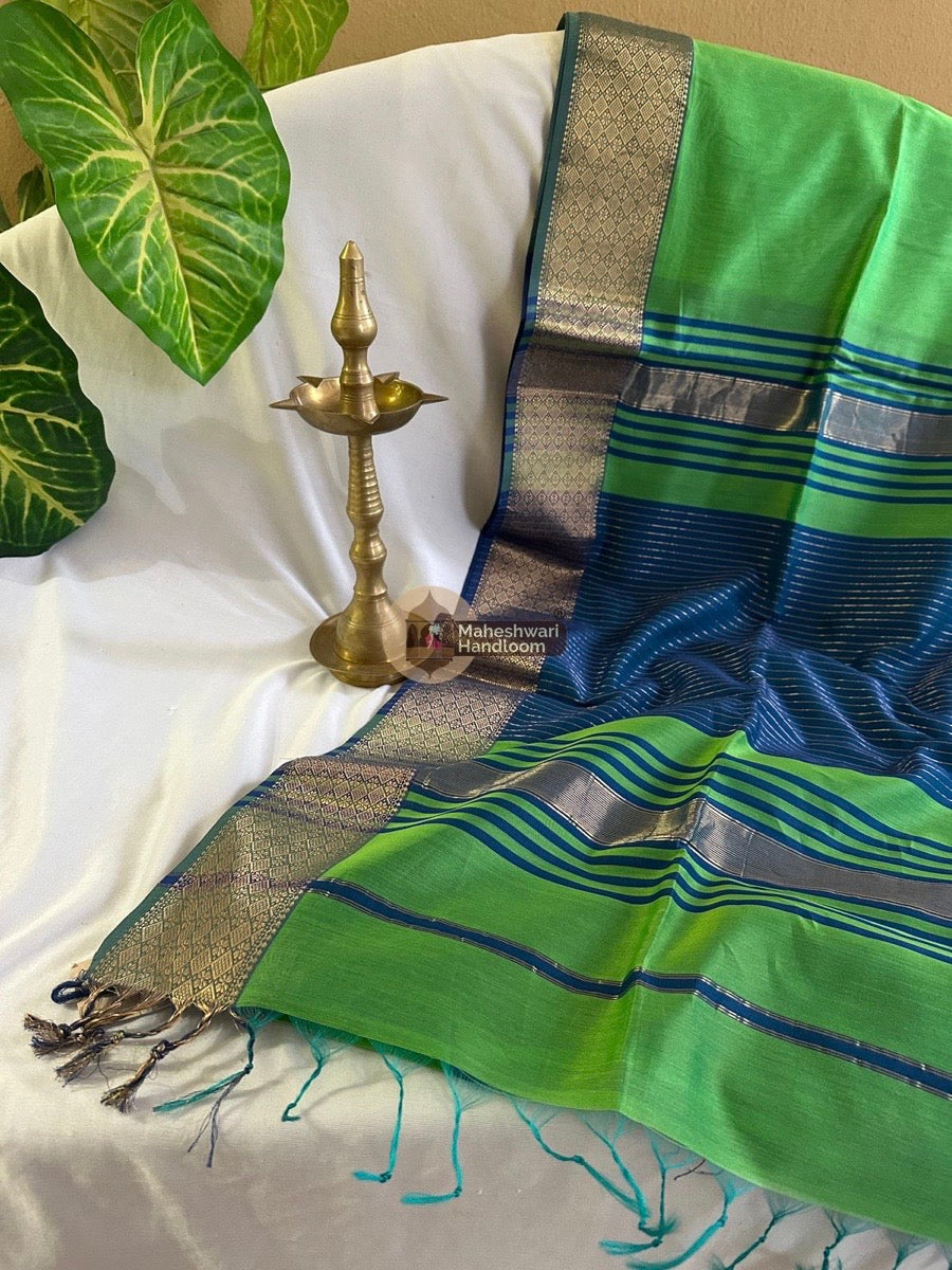 Maheshwari Dark Parrot Green Zari Diamond Border Saree 04