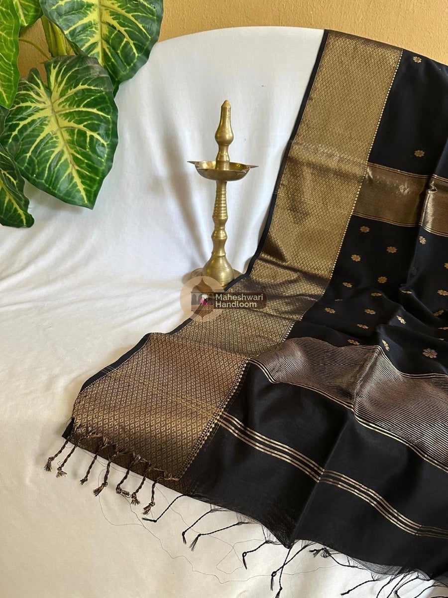 Maheshwari Black Zari Skirt Butti Saree 08