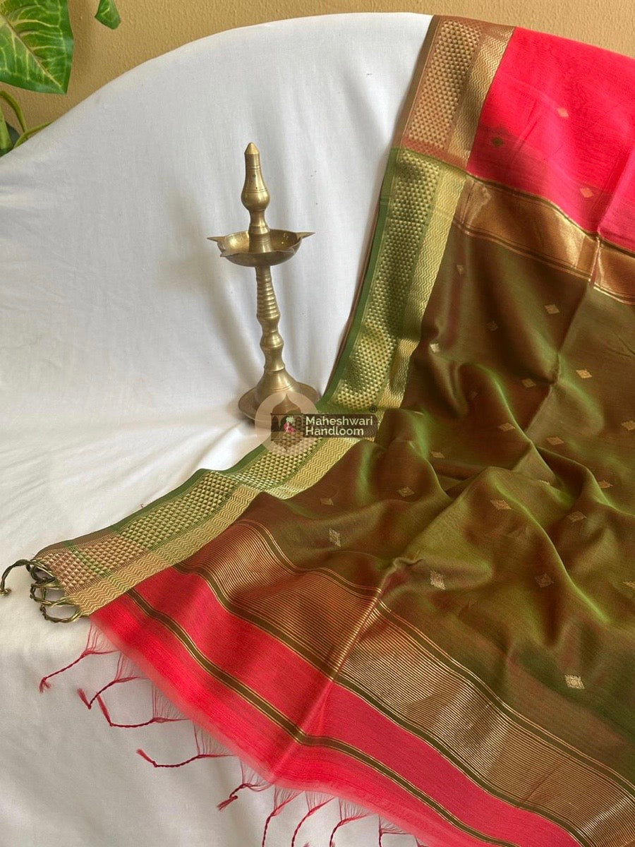 Maheshwari Gajri Zari Butti Saree 17