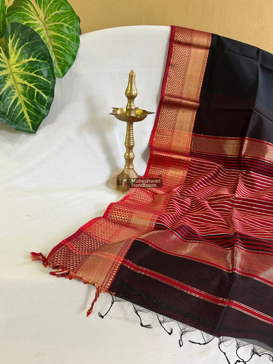Maheshwari Black Zari Chatai Border Saree 05
