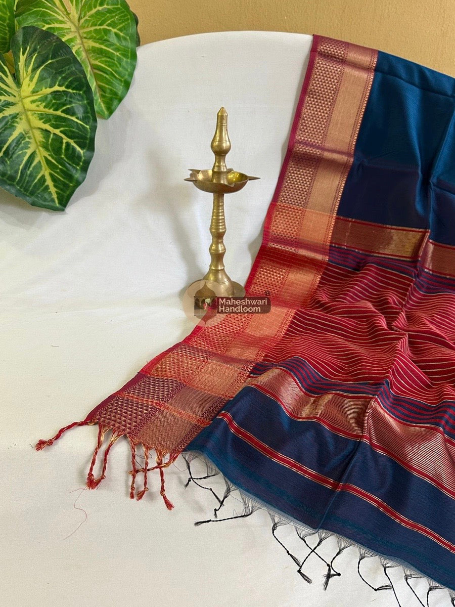 Maheshwari Blue Zari Chatai Border Saree 03