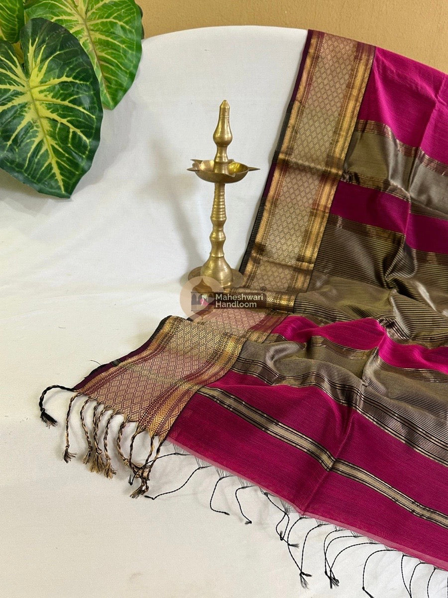 Maheshwari Magenta Zari Chatai Border Saree 02