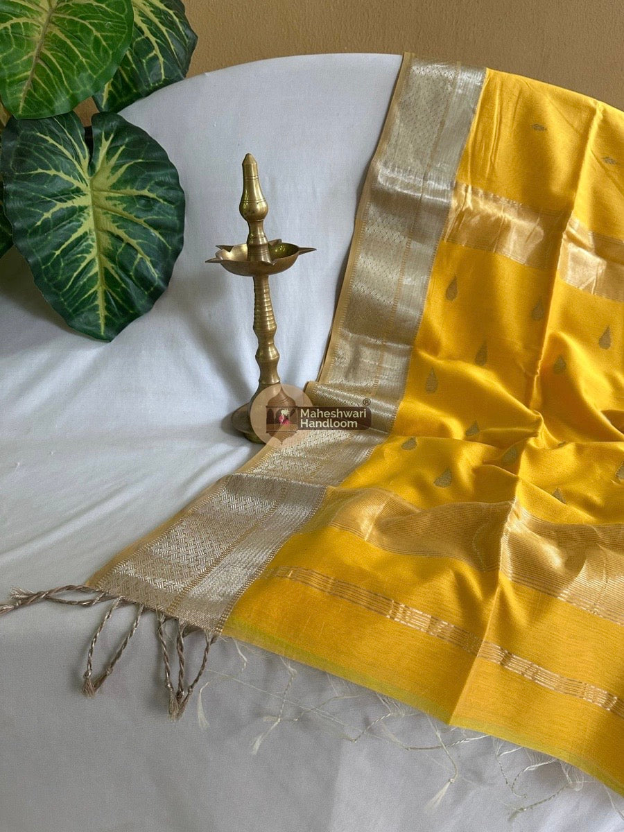 Maheshwari Yellow Silver Zari Buta-Buti Saree 03