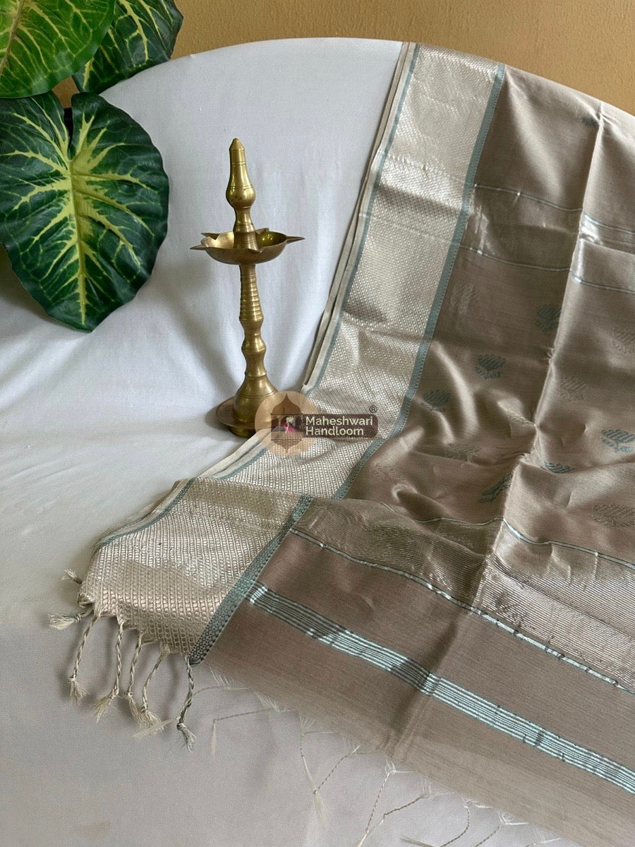 Maheshwari Beige Silver Zari Buta-Buti Saree 05