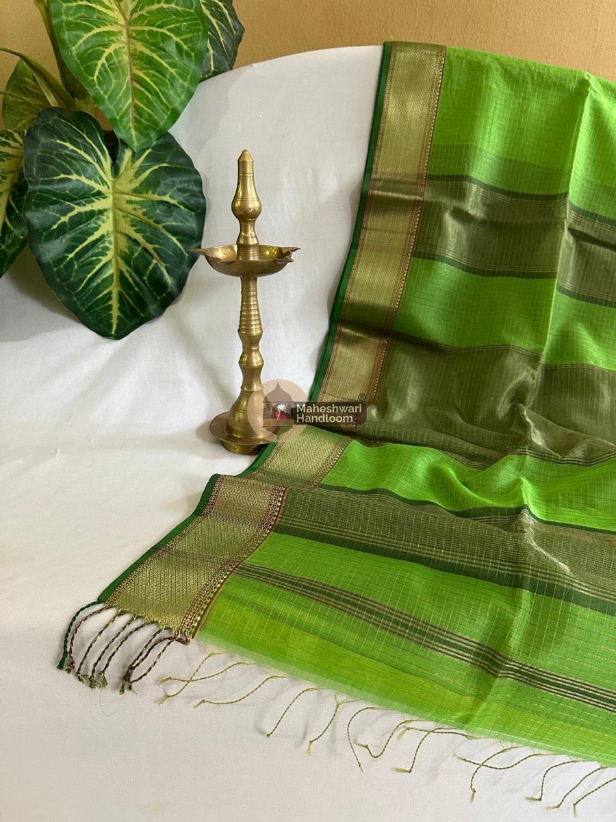 Maheshwari Parrot Green Zari Checkered Weaving Saree 03