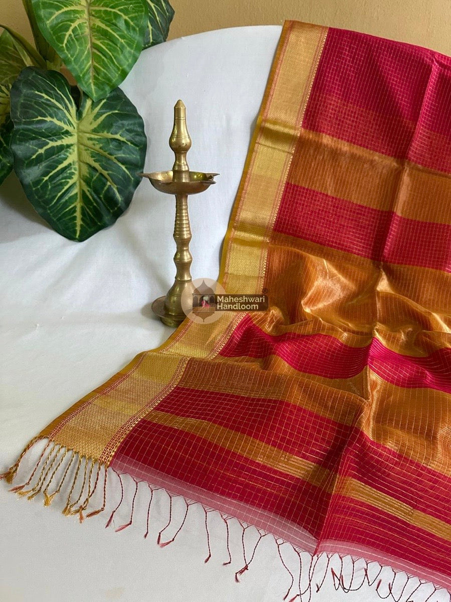 Maheshwari Rani Pink Zari Checkered Weaving Saree 02