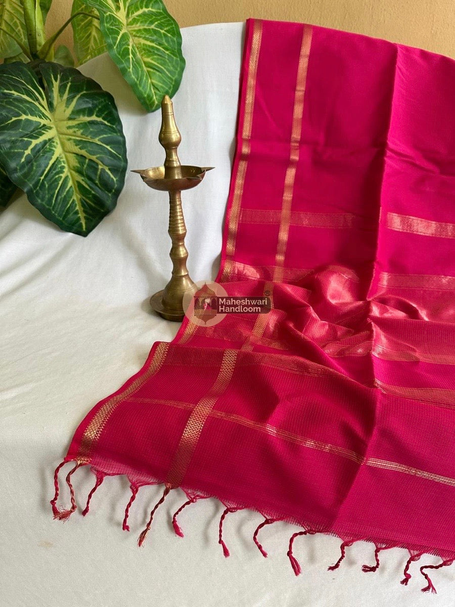 Exclusive Maheswari Self Checks Rani Pink Saree 07