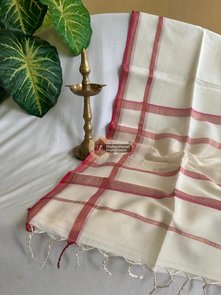 Exclusive Maheswari Self Checks White Saree 05