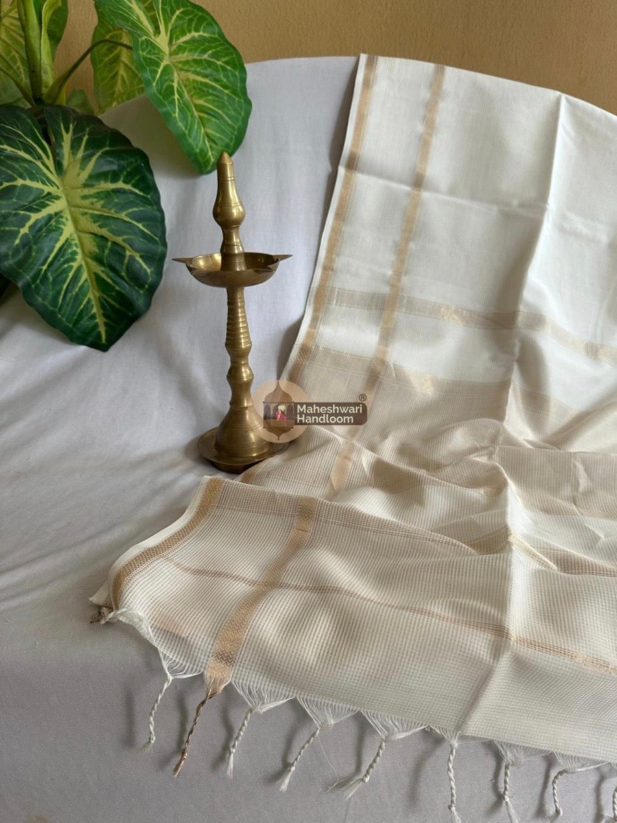 Exclusive Maheswari Self Checks White Saree 015