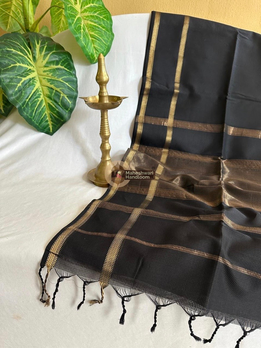 Exclusive Maheswari Self Checks Black Saree 018