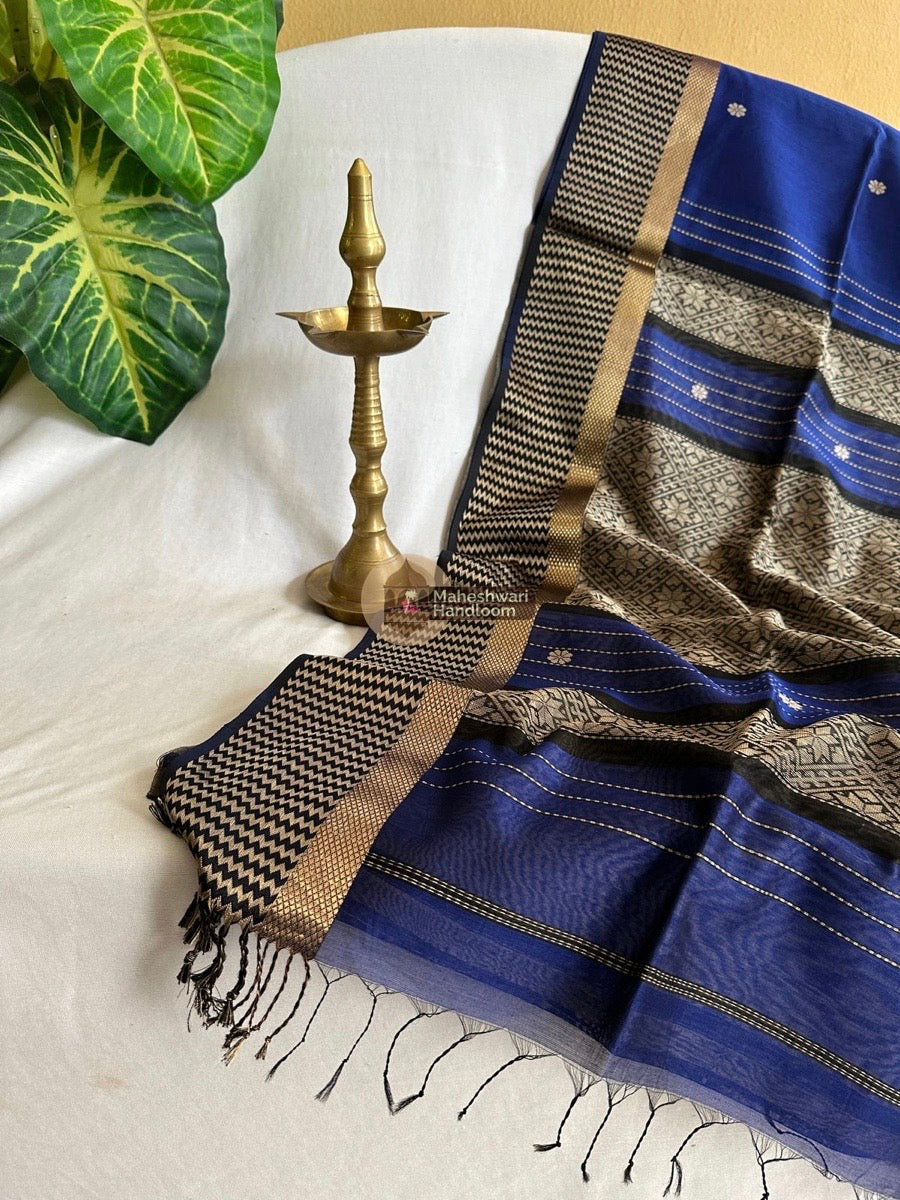 Maheshwari Navy Blue Resham Thread Rich Pallu Saree 03