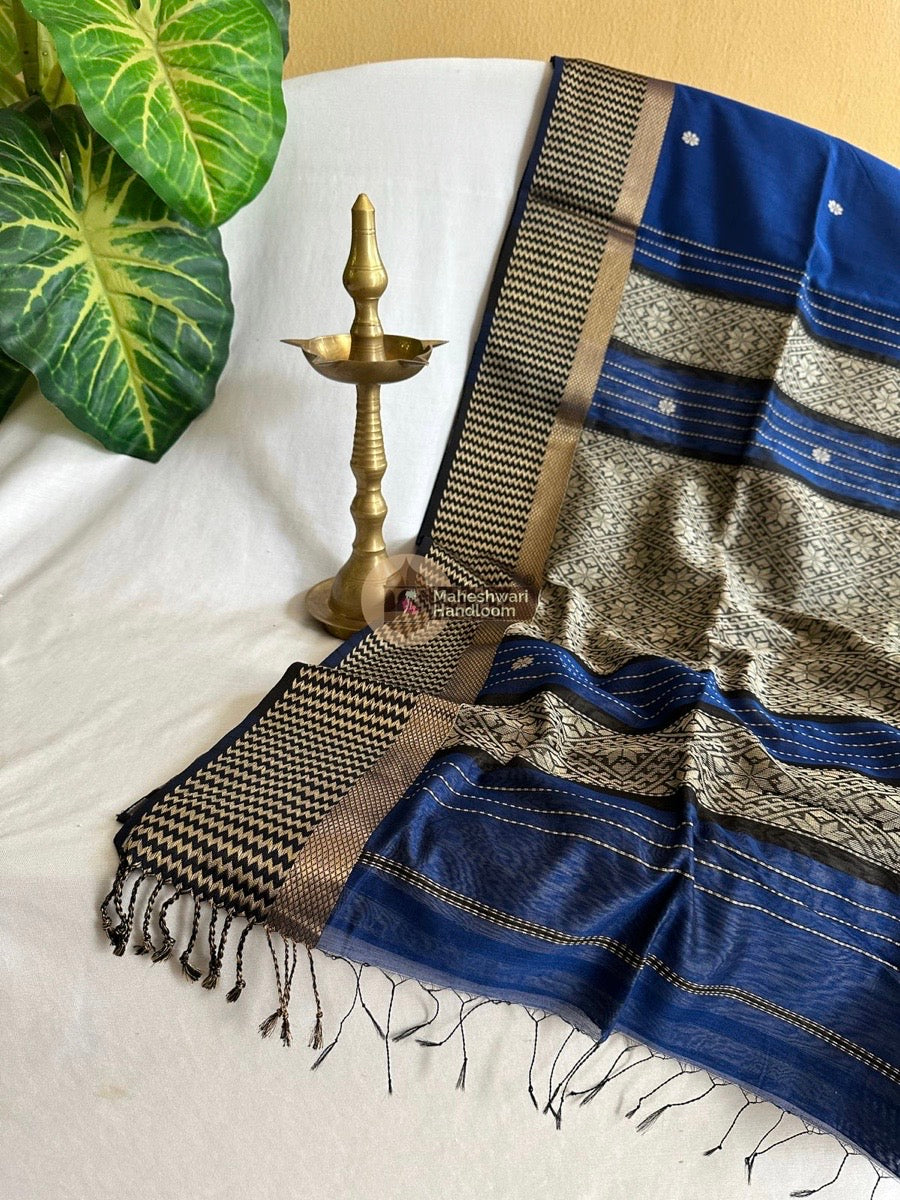 Maheshwari Royal Blue Resham Thread Rich Pallu Saree 05