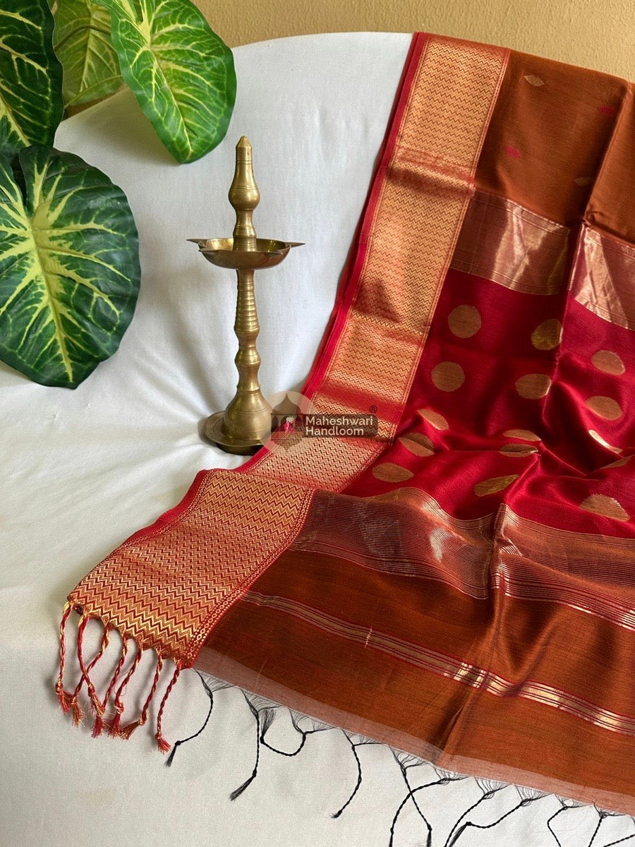 Maheshwari Rust Butta Pallu Zari Border Saree 01