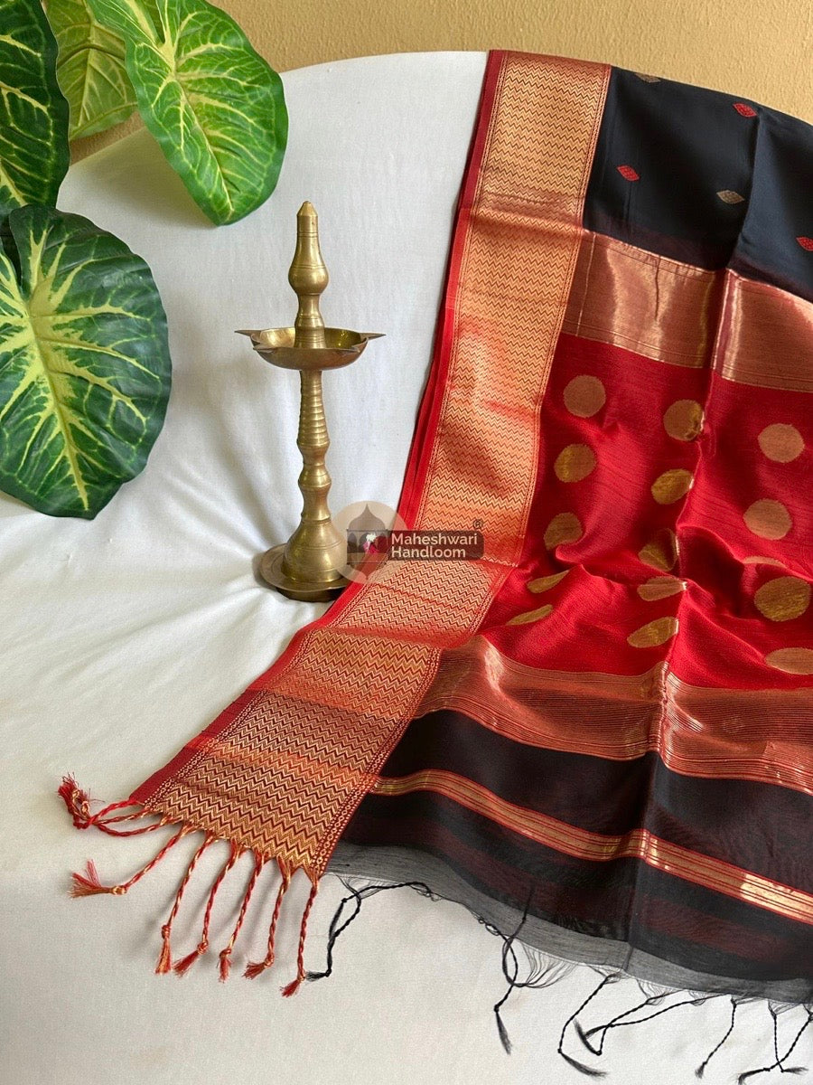 Maheshwari Black Butta Pallu Zari Border Saree 03