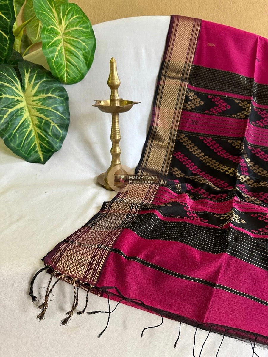 Maheshwari Rani Pink Rich Zari Weaving Pallu Saree 02