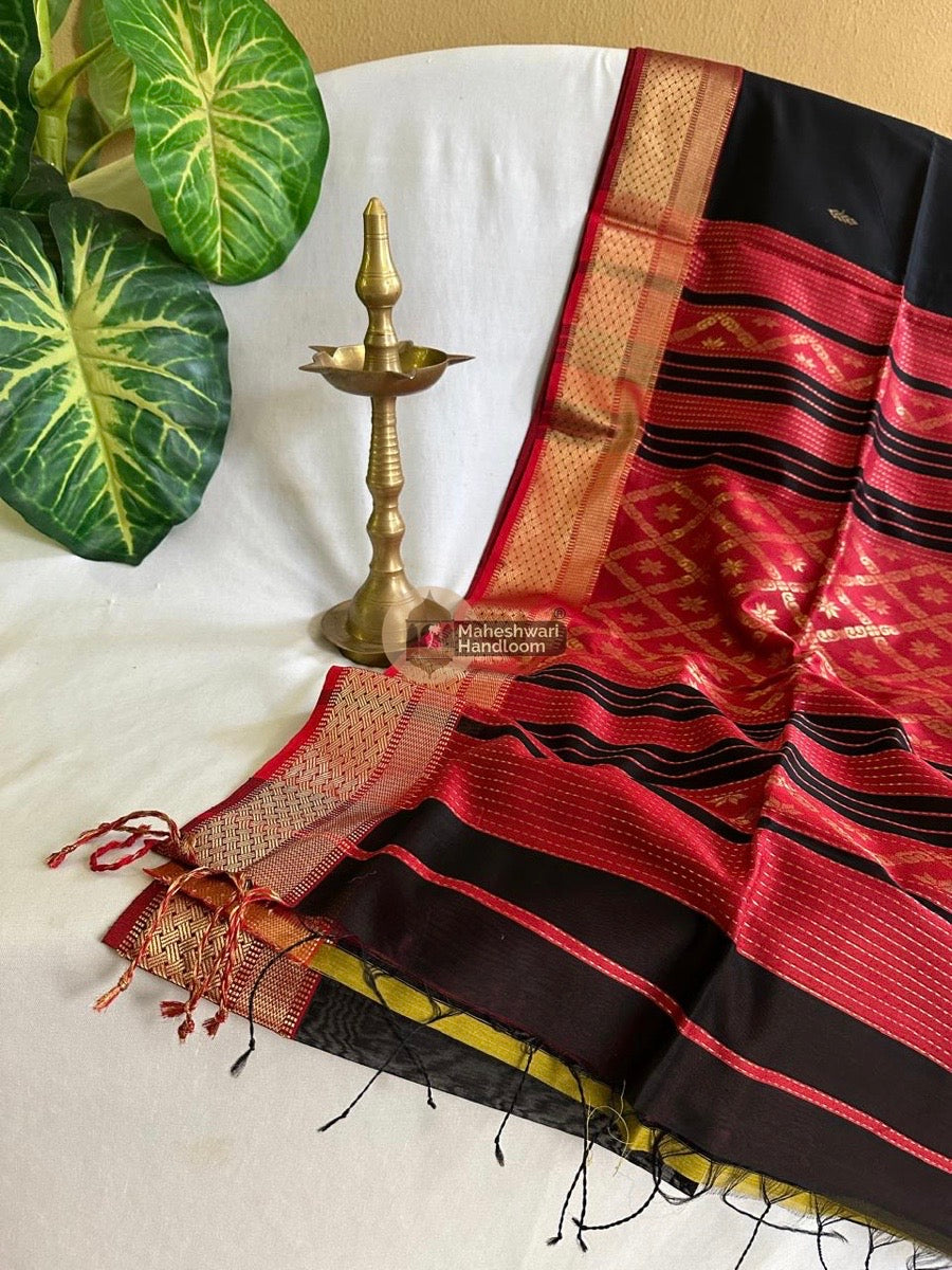 Maheshwari Black Rich Zari Weaving Pallu Saree 03