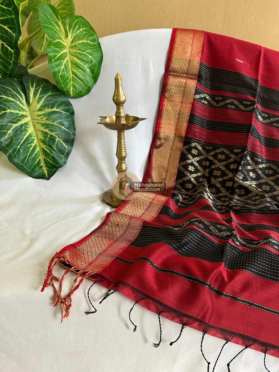 Maheshwari Red Rich Zari Weaving Pallu Saree 07