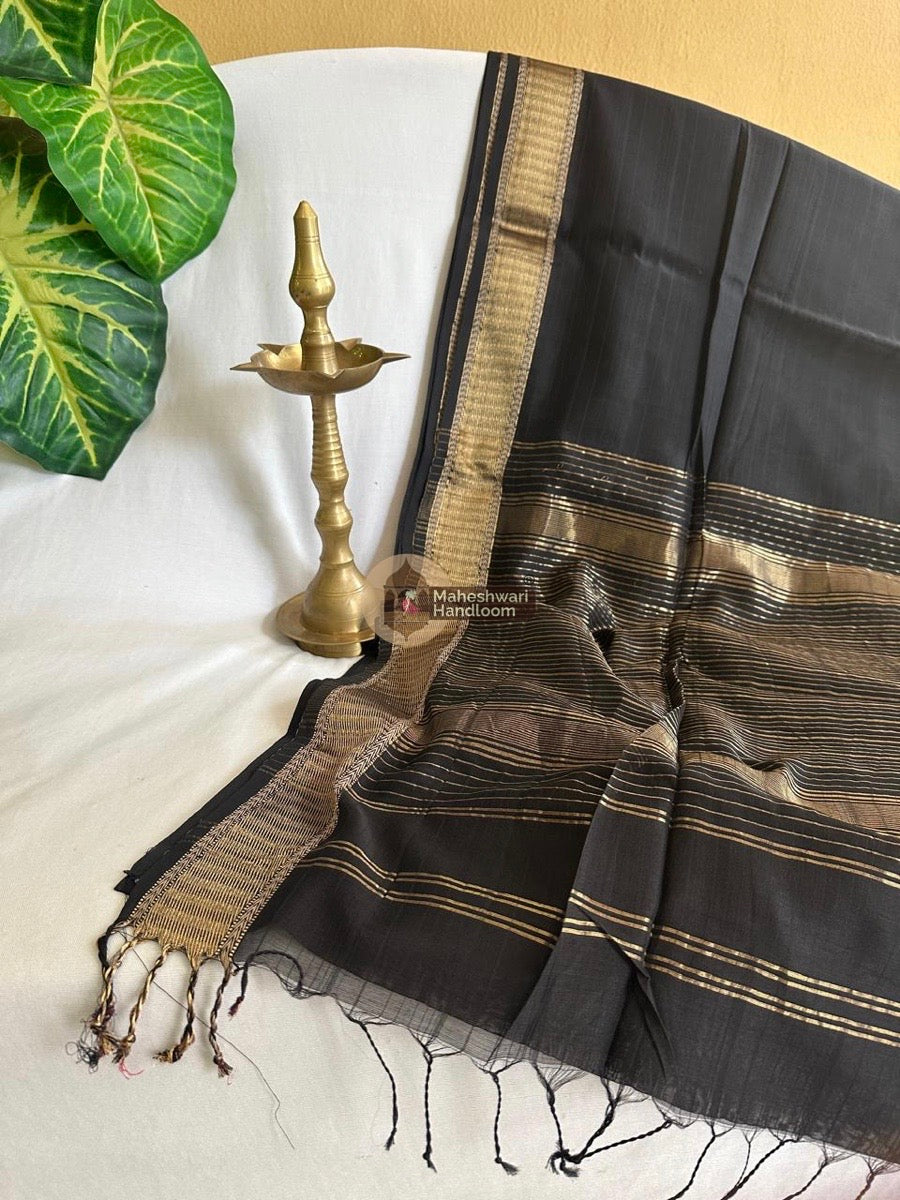 Maheshwari Black Premium Zari border Saree 05