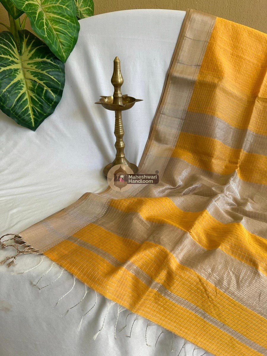 Maheshwari Yellow Silver Zari Checks Silk Saree 08