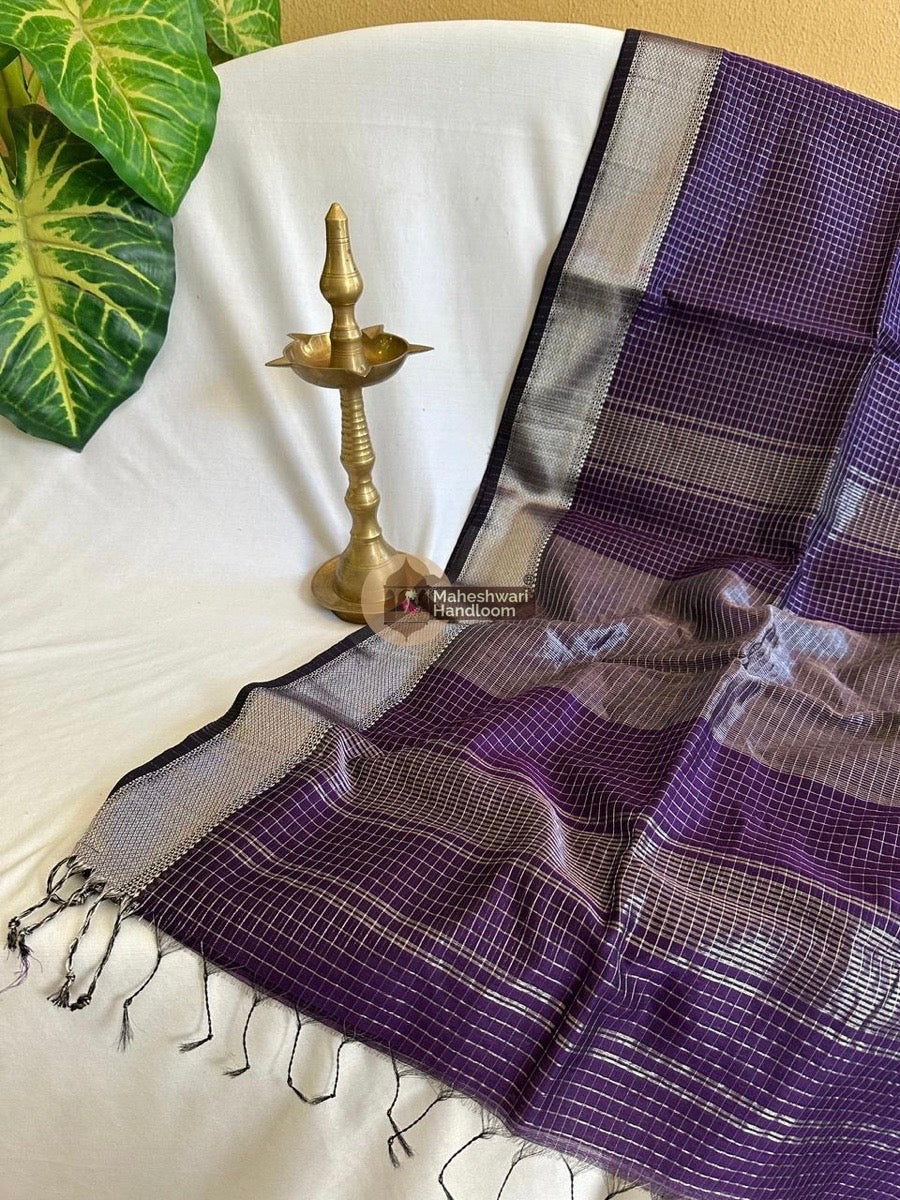 Maheshwari Dark Violet Silver Zari Checks Silk Saree 04