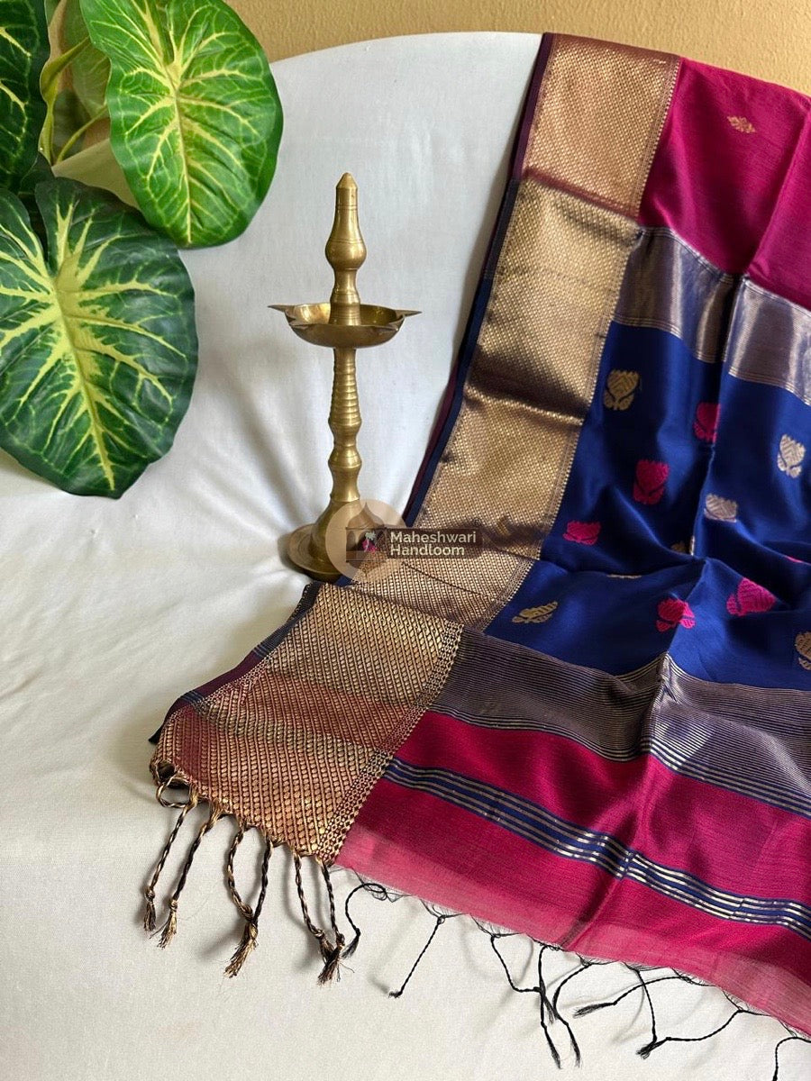 Maheshwari Magenta Butta Pallu Zari Border Saree 05