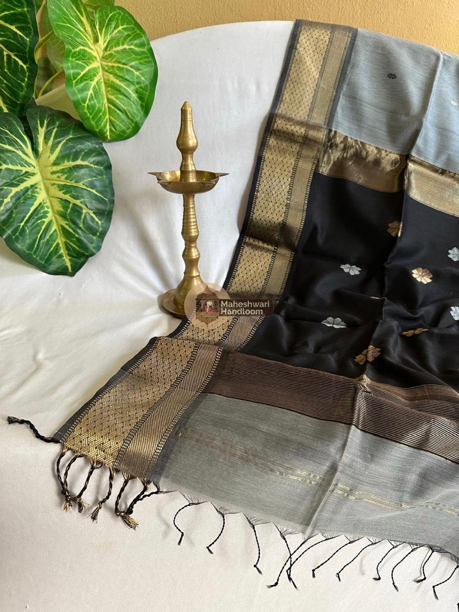 Maheshwari Gray Butta Pallu Zari Border Saree 04
