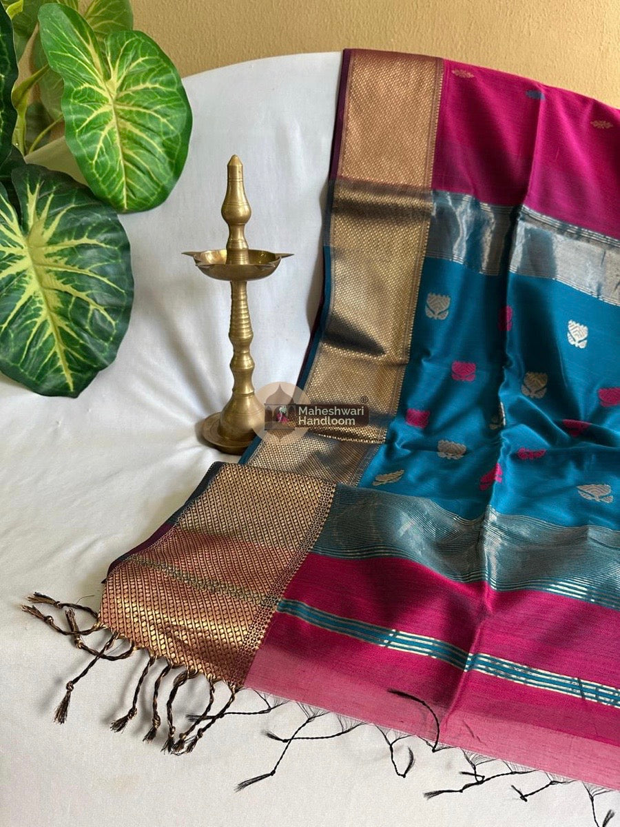 Maheshwari Magenta Butta Pallu Zari Border Saree 08