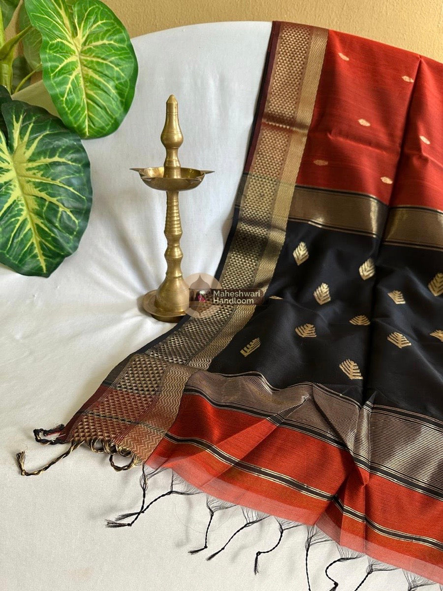 Maheshwari Rust Butta Pallu Zari Border Saree 011