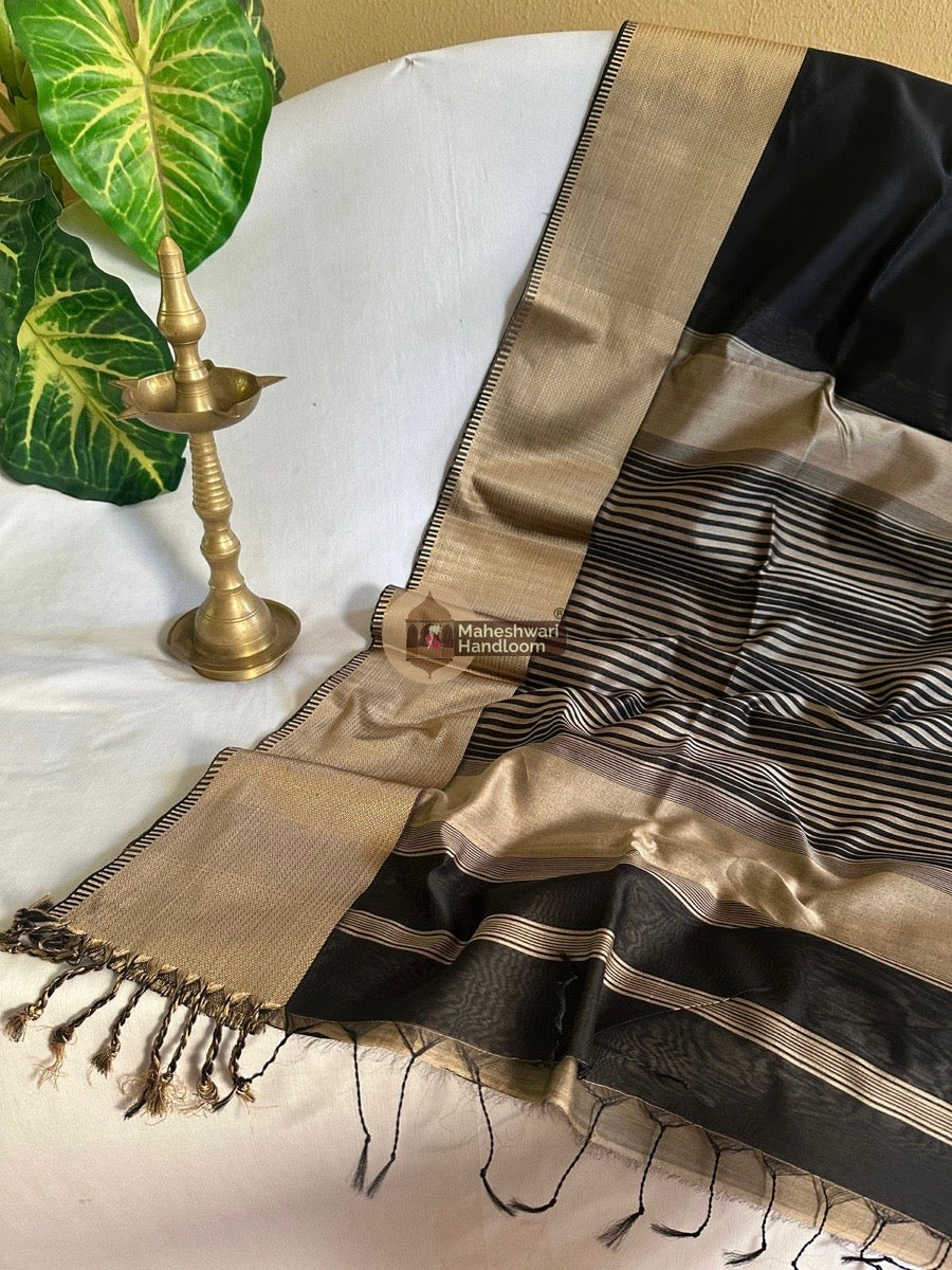 Maheshwari Black Resham Thread Border Saree 021