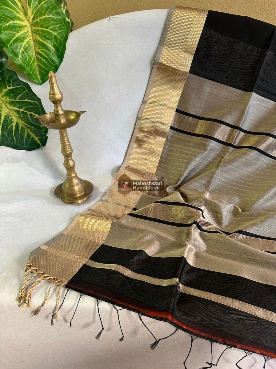 Maheshwari Black Resham Thread Border Saree 028