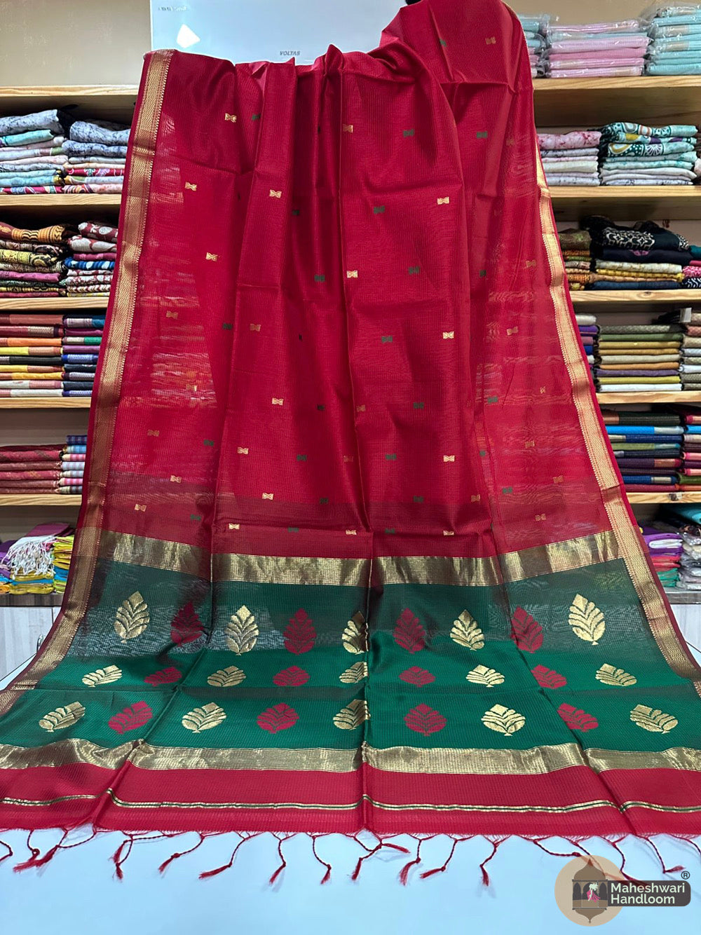 Maheshwari Leaf Butta Pallu Zari Border Saree