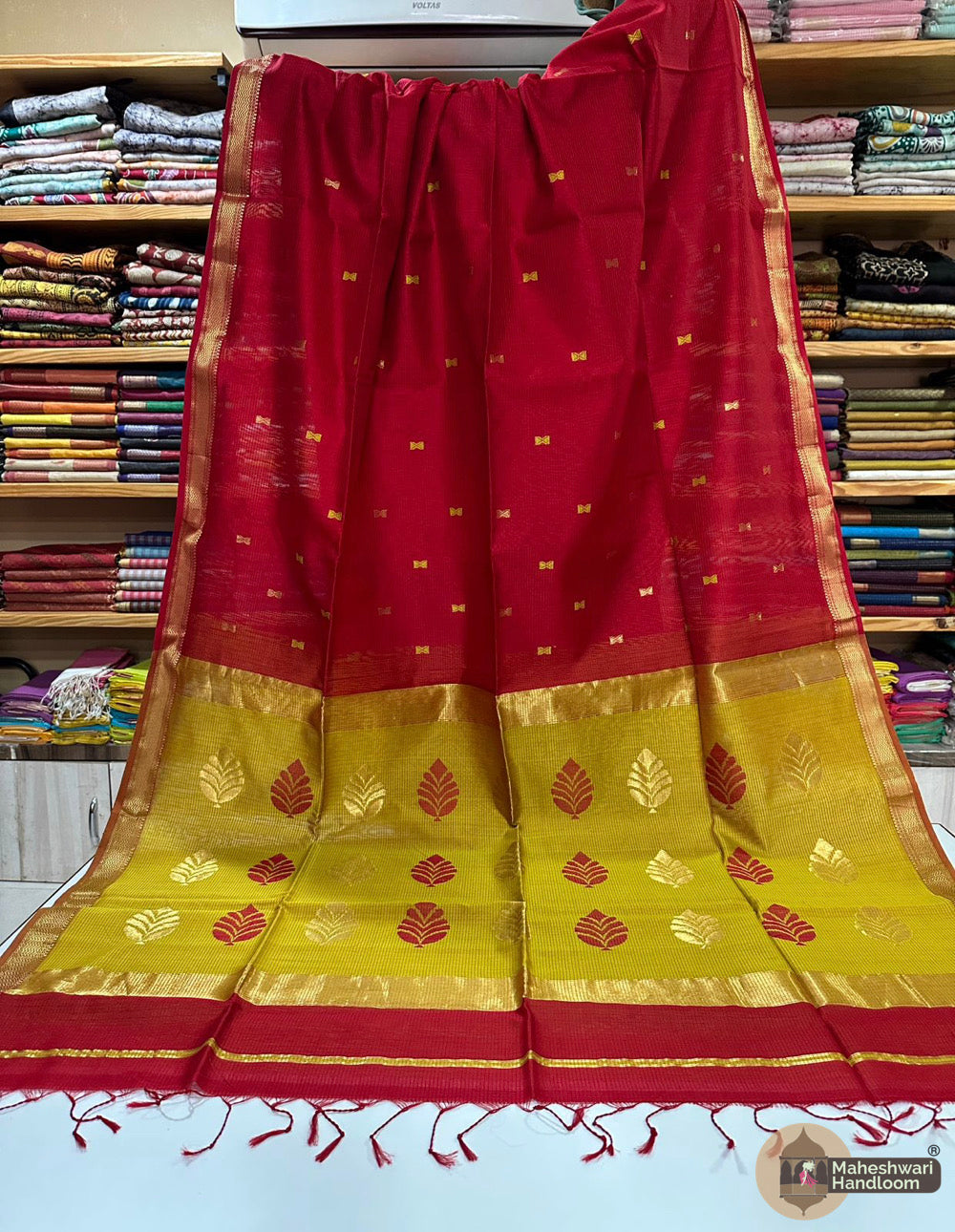 Maheshwari Leaf Butta Pallu Zari Border Saree