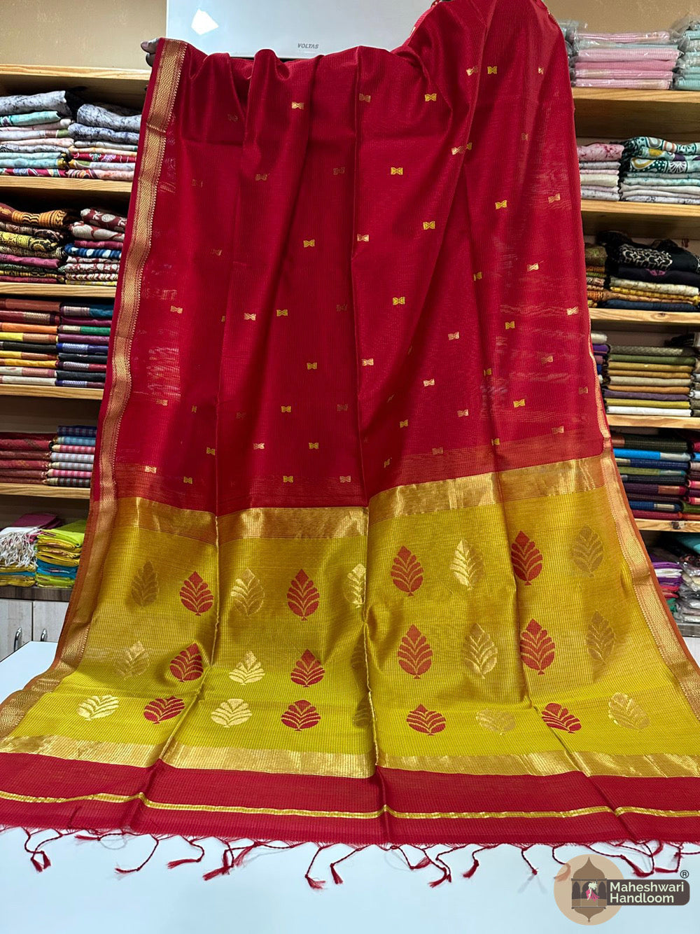 Maheshwari Leaf Butta Pallu Zari Border Saree