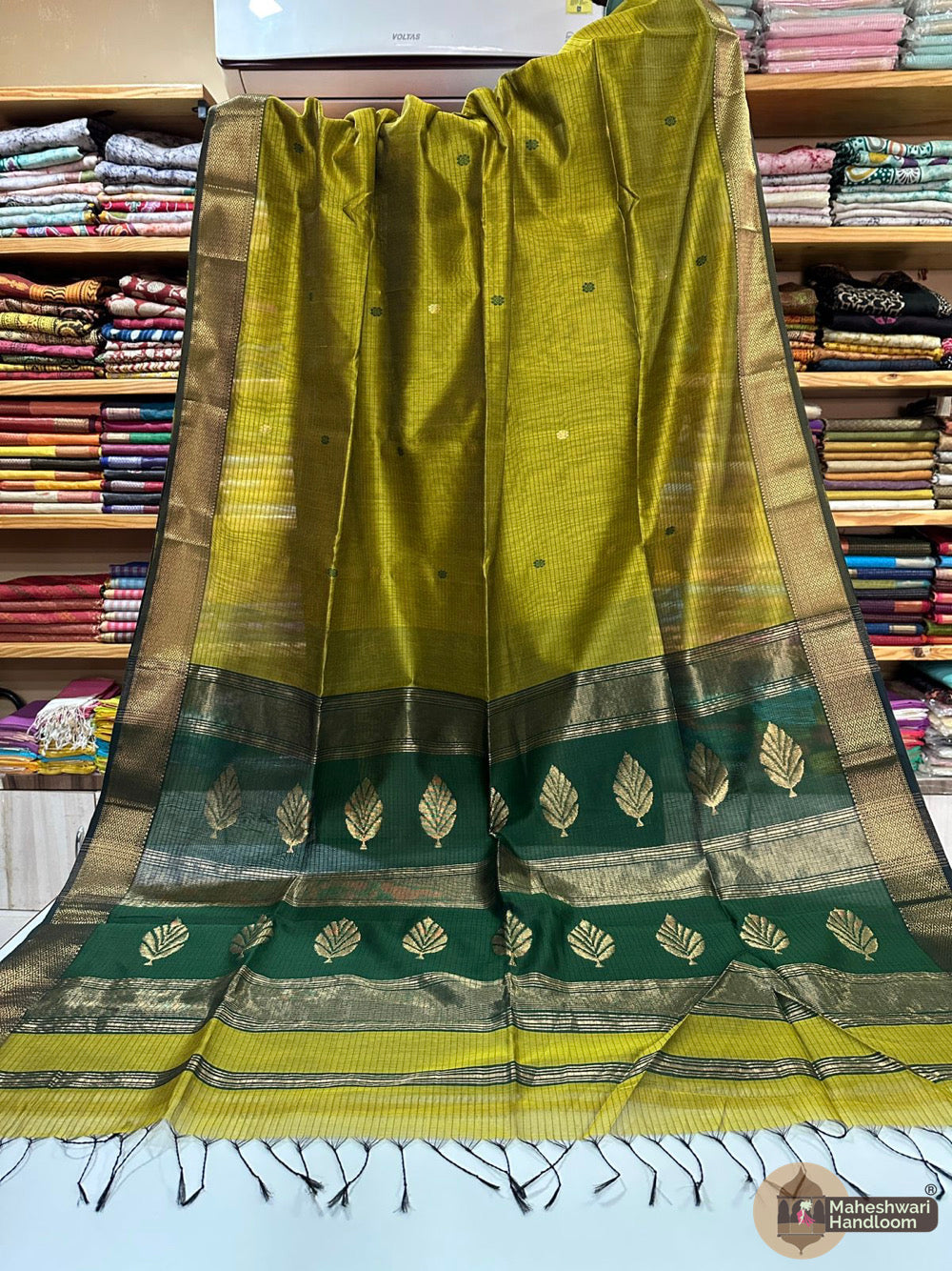 Maheshwari Leaf Butta Pallu Zari Border Saree